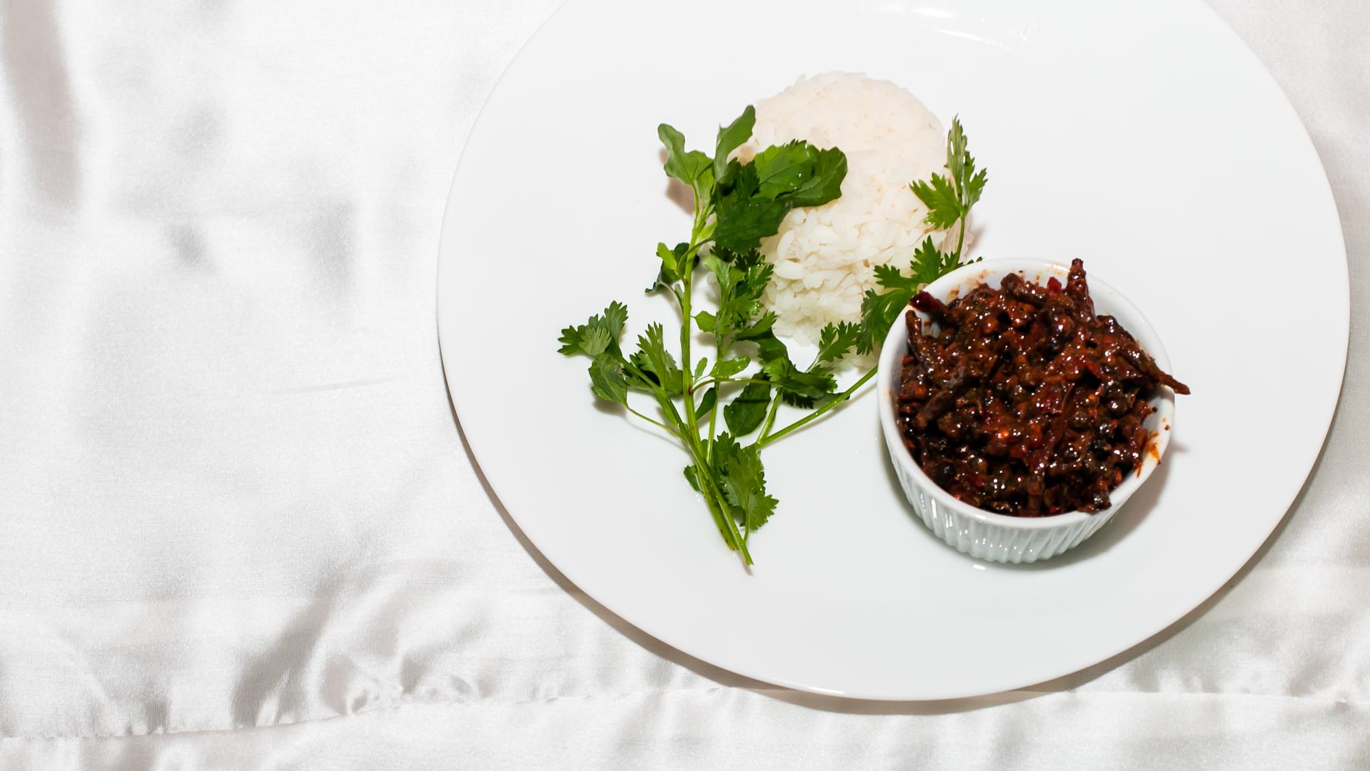 Plating: minimalistinė lėkštė su žalumynais